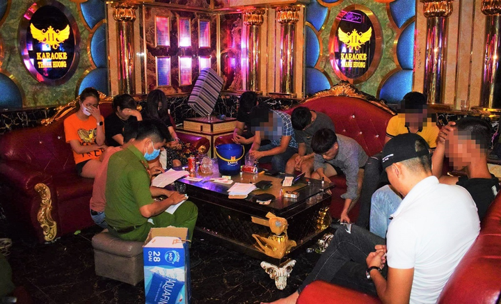 Bất chấp lệnh cấm, hàng loạt quán karaoke ở Quảng Nam mở cửa đón khách - 1