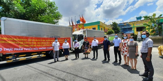 MTTQ TP.HCM tiếp nhận hàng hoá nhu yếu phẩm ủng hộ tuyến đầu chống dịch COVID-19 - 2