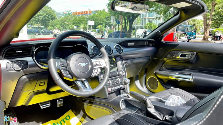 Chi tiết Ford Mustang 2021 phiên bản mui trần tại Việt Nam - 5