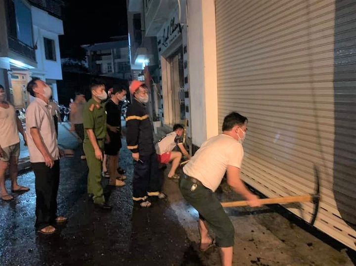 Cháy phòng trà ở TP Vinh, 6 người chết: Nhiều tiếng nổ liên tiếp từ biển lửa - 1