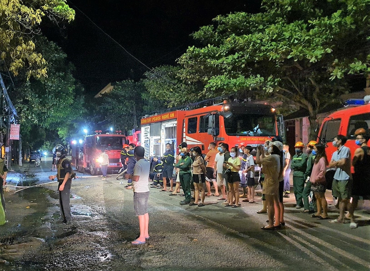 Phòng trà ở TP Vinh cháy dữ dội, ít nhất 6 người thiệt mạng - 1