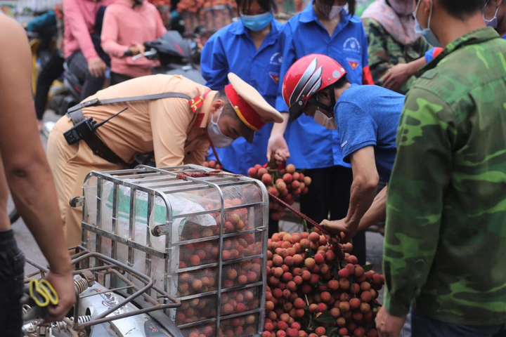 Công an Bắc Giang căng mình điều tiết giao thông trong mùa thu hoạch vải thiều - 3