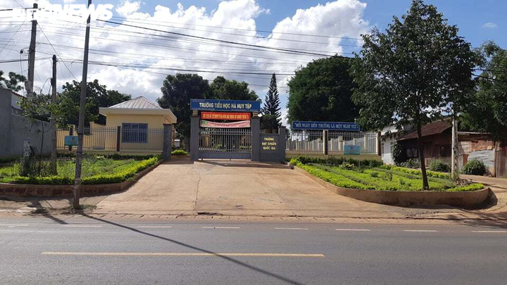 Học sinh nghèo không có tiền đóng quỹ bị hiệu trưởng giữ học bạ: Thông tin mới - 2