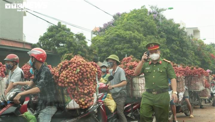 Công an Bắc Giang căng mình điều tiết giao thông trong mùa thu hoạch vải thiều - 2