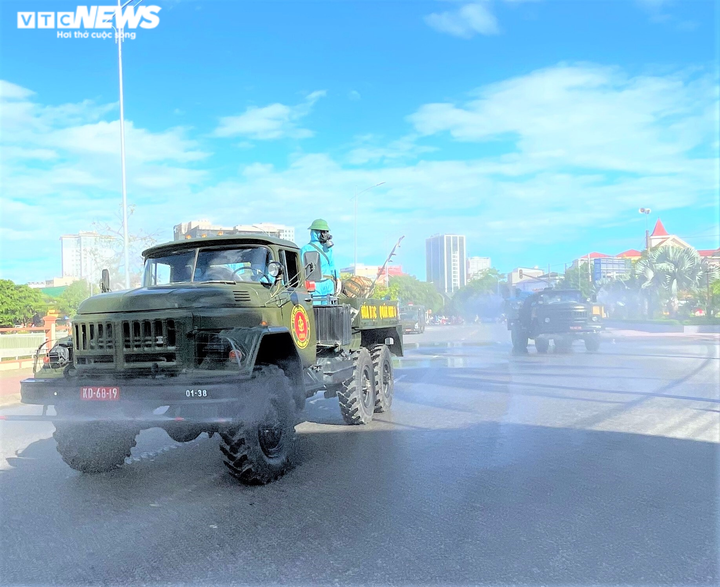 Ảnh: Quân đội điều xe chuyên dụng phun khử khuẩn TP Vinh - 8