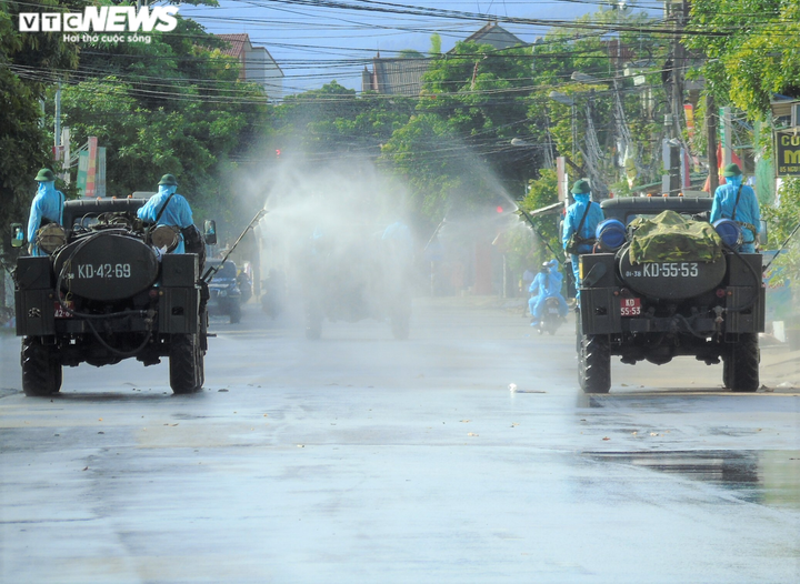 Ảnh: Quân đội điều xe chuyên dụng phun khử khuẩn TP Vinh - 4