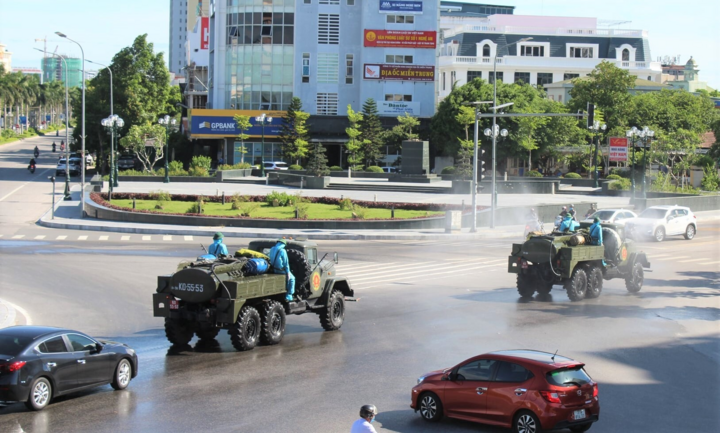 Ảnh: Quân đội điều xe chuyên dụng phun khử khuẩn TP Vinh - 10