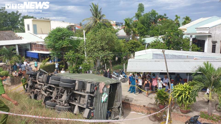 Xe quân đội đâm sập taluy lao xuống vực, 2 người trọng thương - 1