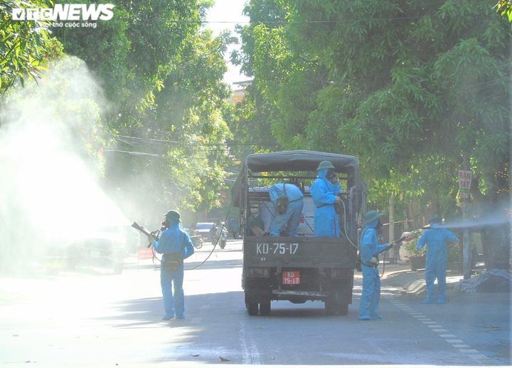 Ảnh: Quân đội điều xe chuyên dụng phun khử khuẩn TP Vinh - 5