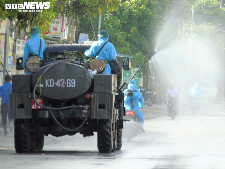 Ảnh: Quân đội điều xe chuyên dụng phun khử khuẩn TP Vinh - 9
