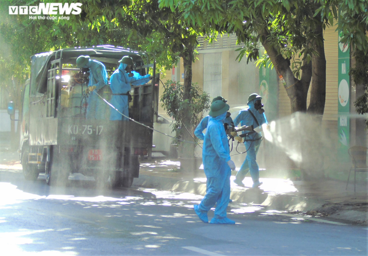 Ảnh: Quân đội điều xe chuyên dụng phun khử khuẩn TP Vinh - 7