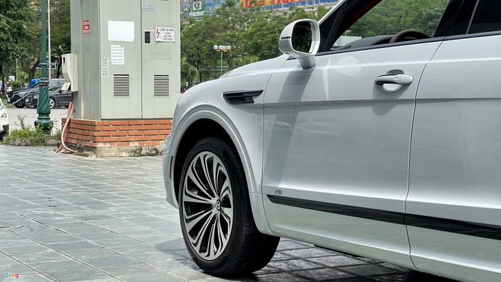 Bentley Bentayga V8 2021 với nội thất màu đặc biệt tại Việt Nam - 7