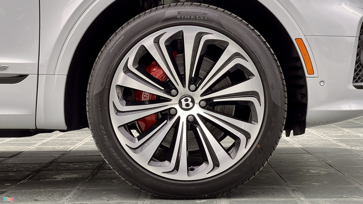 Bentley Bentayga V8 2021 với nội thất màu đặc biệt tại Việt Nam - 8