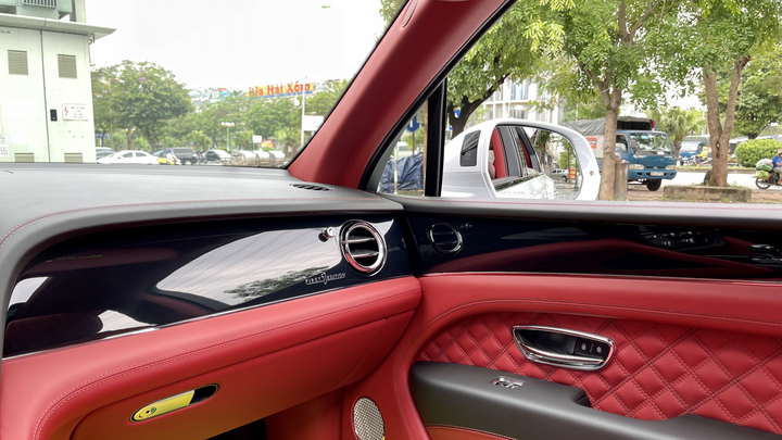Bentley Bentayga V8 2021 với nội thất màu đặc biệt tại Việt Nam - 20