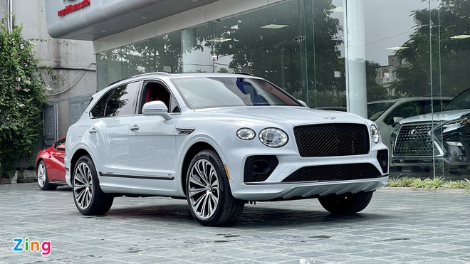 Bentley Bentayga V8 2021 với nội thất màu đặc biệt tại Việt Nam - 2