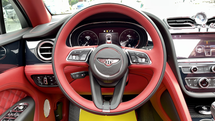 Bentley Bentayga V8 2021 với nội thất màu đặc biệt tại Việt Nam - 21