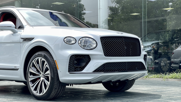 Bentley Bentayga V8 2021 với nội thất màu đặc biệt tại Việt Nam - 5