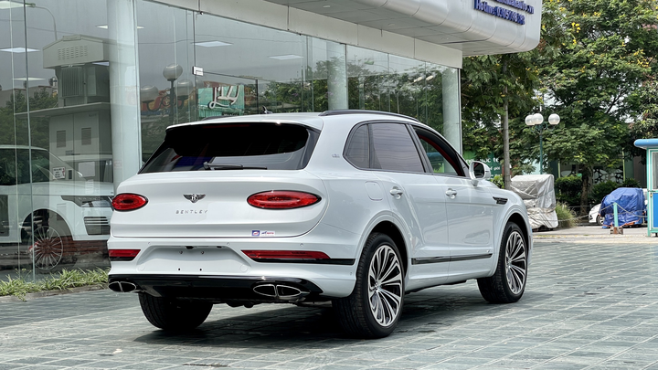 Bentley Bentayga V8 2021 với nội thất màu đặc biệt tại Việt Nam - 3