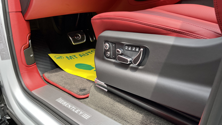 Bentley Bentayga V8 2021 với nội thất màu đặc biệt tại Việt Nam - 17