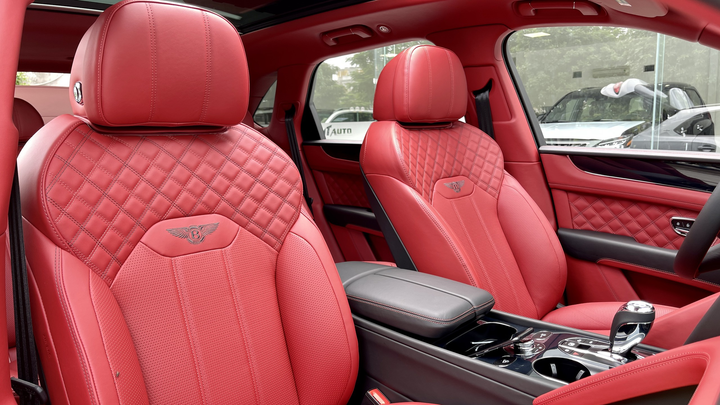 Bentley Bentayga V8 2021 với nội thất màu đặc biệt tại Việt Nam - 15