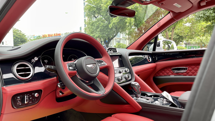 Bentley Bentayga V8 2021 với nội thất màu đặc biệt tại Việt Nam - 13