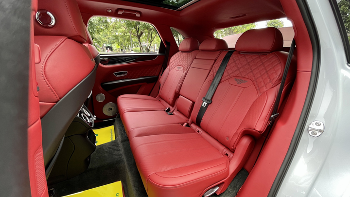 Bentley Bentayga V8 2021 với nội thất màu đặc biệt tại Việt Nam - 16