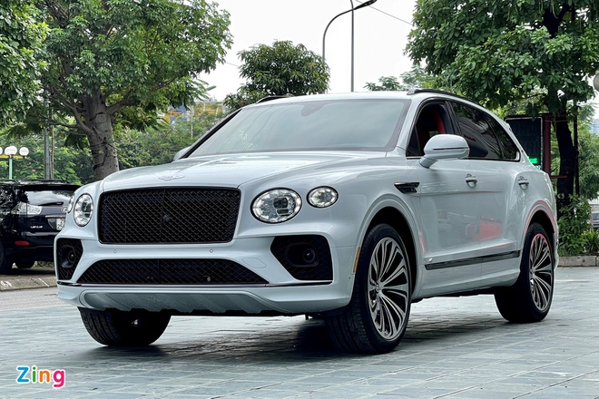 Bentley Bentayga V8 2021 với nội thất màu đặc biệt tại Việt Nam - 1