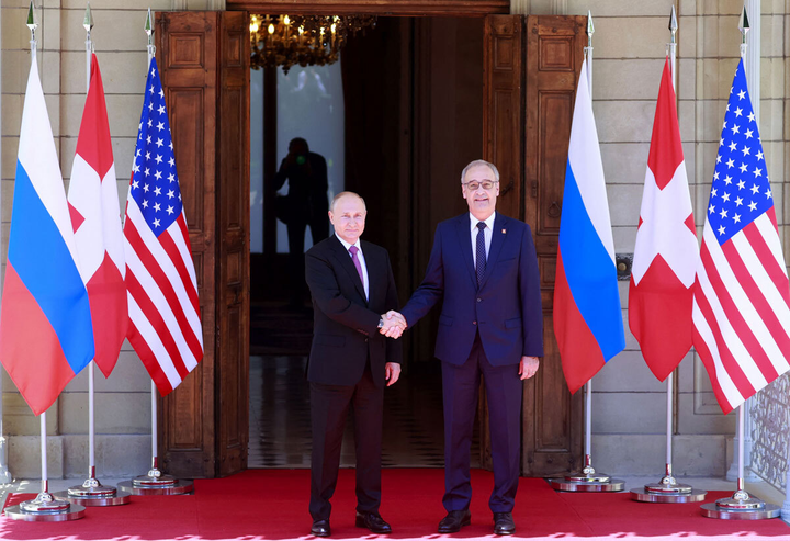 Ảnh: Tổng thống Nga - Mỹ bắt tay trong cuộc gặp lịch sử - 5