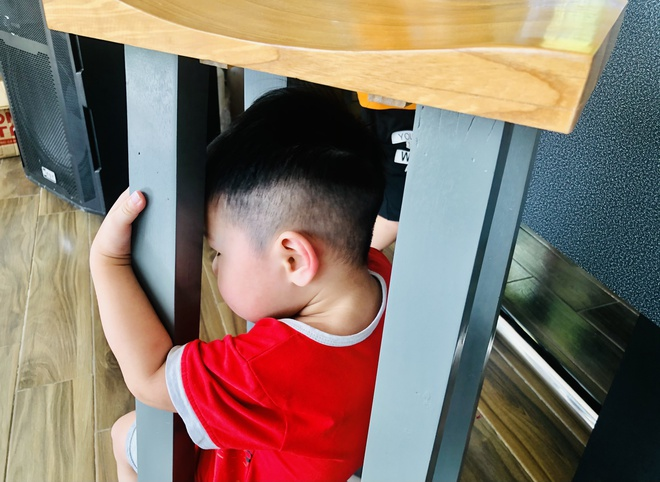 Ở nhà trông con mùa dịch, người mẹ phải tranh thủ dậy làm việc từ 4h - 1