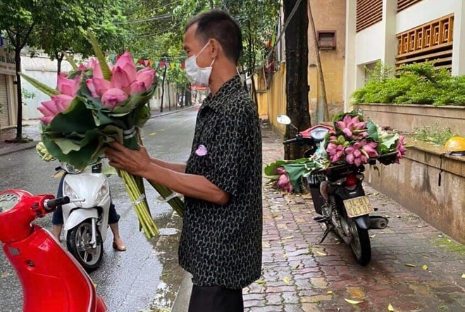 Người bán hoa sen ở khu vực giãn cách được trả lại 2 triệu đồng tiền phạt - 1
