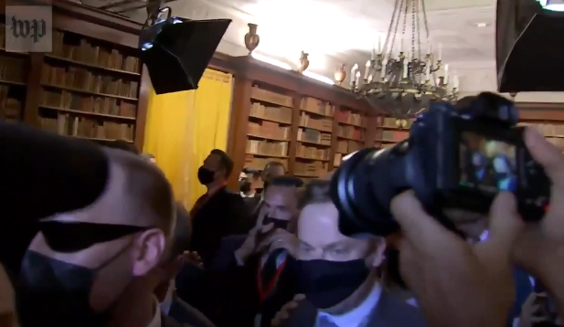 Phóng viên lộn xộn, chen lấn tại cuộc gặp Biden-Putin - 2