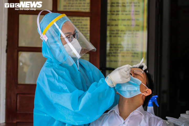 Ảnh: Người dân Hà Tĩnh lấy mẫu xét nghiệm bằng Realtime RT-PCR - 1