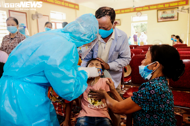 Ảnh: Người dân Hà Tĩnh lấy mẫu xét nghiệm bằng Realtime RT-PCR - 5