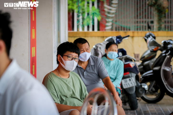 Ảnh: Người dân Hà Tĩnh lấy mẫu xét nghiệm bằng Realtime RT-PCR - 3