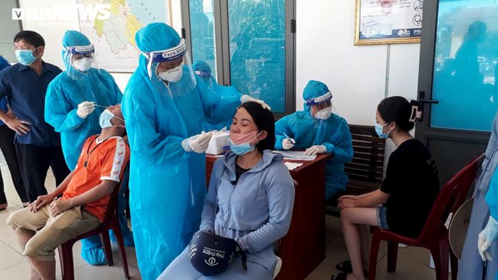 Ảnh: Người dân Hà Tĩnh lấy mẫu xét nghiệm bằng Realtime RT-PCR - 2