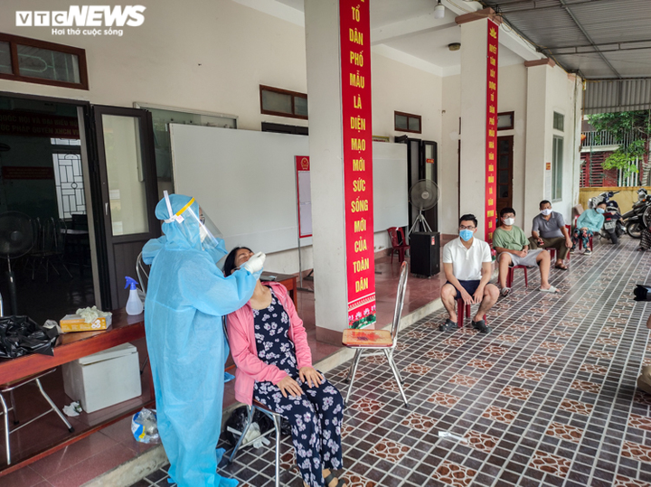 Ảnh: Người dân Hà Tĩnh lấy mẫu xét nghiệm bằng Realtime RT-PCR - 4