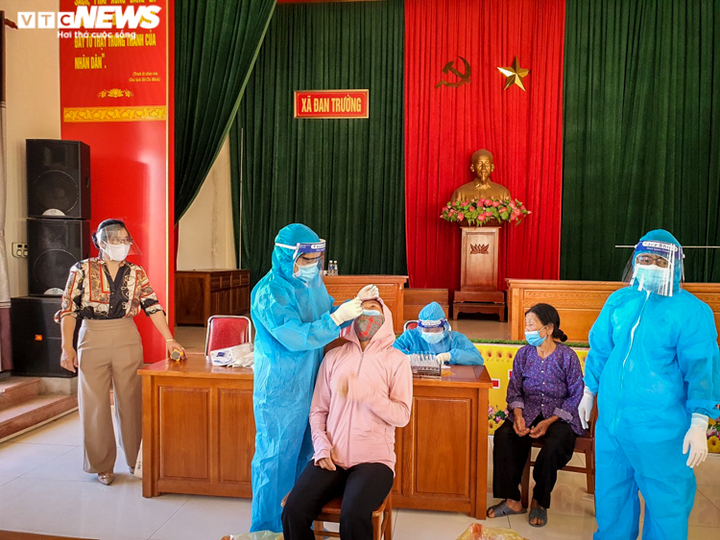 Ảnh: Người dân Hà Tĩnh lấy mẫu xét nghiệm bằng Realtime RT-PCR - 9