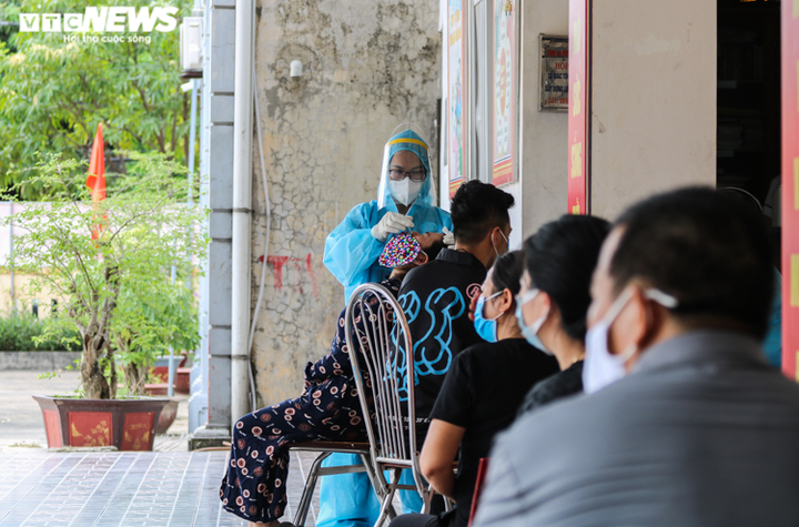 Ảnh: Người dân Hà Tĩnh lấy mẫu xét nghiệm bằng Realtime RT-PCR - 8