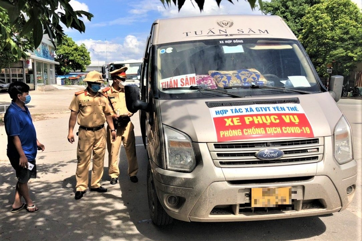 Kiểm tra xe dán biển phòng chống COVID-19, phát hiện nhiều linh kiện súng - 1