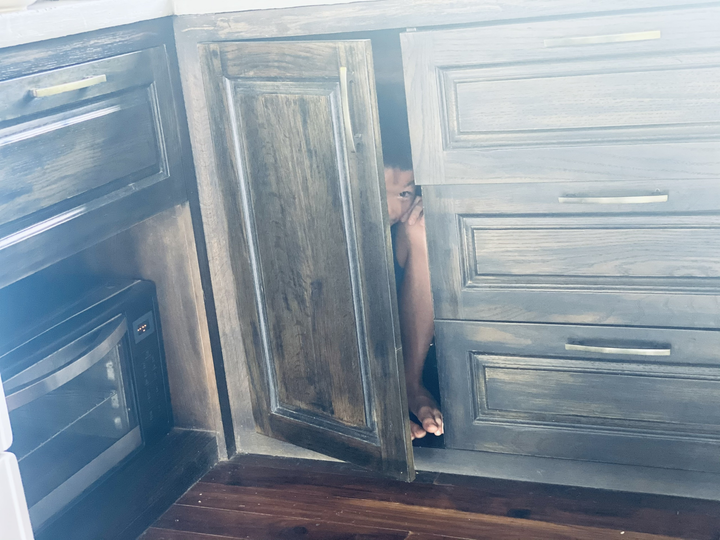 Ở nhà trông con mùa dịch, người mẹ phải tranh thủ dậy làm việc từ 4h - 2