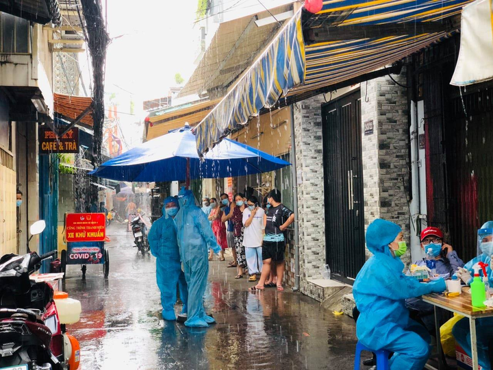 TP.HCM: Trạm Y tế ở quận Bình Tân ngừng hoạt động do nhân viên nghi mắc COVID-19 - 1