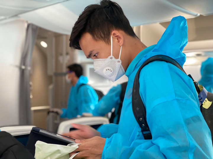 Những hình ảnh đầu tiên của Đội tuyển Việt Nam tại sân bay Tân Sơn Nhất - 8