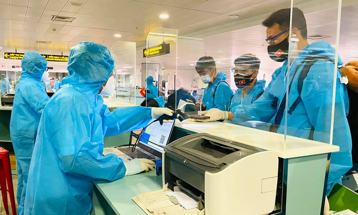 Những hình ảnh đầu tiên của Đội tuyển Việt Nam tại sân bay Tân Sơn Nhất - 1