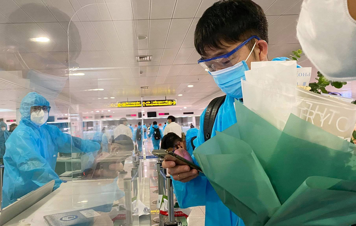 Những hình ảnh đầu tiên của Đội tuyển Việt Nam tại sân bay Tân Sơn Nhất - 5