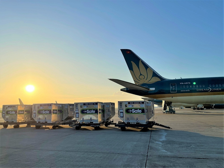 Vietnam Airlines vận chuyển gần 1 triệu liều vaccine Nhật Bản hỗ trợ vào TP.HCM - 5