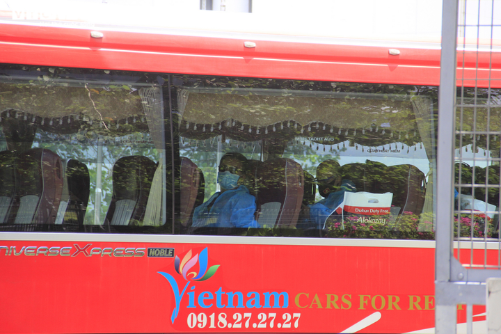 Những hình ảnh đầu tiên của Đội tuyển Việt Nam tại sân bay Tân Sơn Nhất - 10