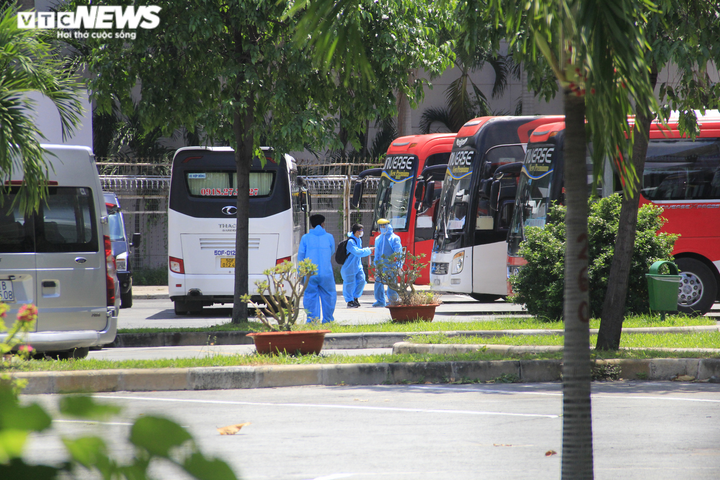 Những hình ảnh đầu tiên của Đội tuyển Việt Nam tại sân bay Tân Sơn Nhất - 9