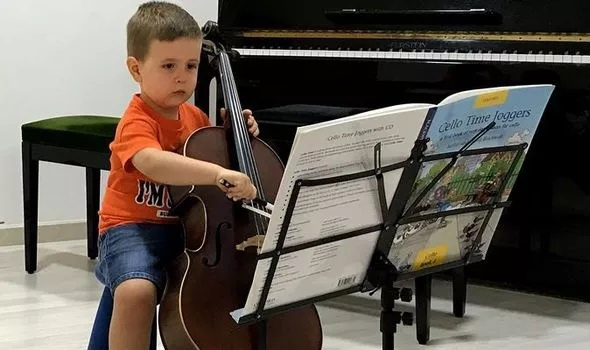 Thần đồng người Anh: Ba tháng biết gọi bố, 14 tháng nói được ba ngôn ngữ - 2