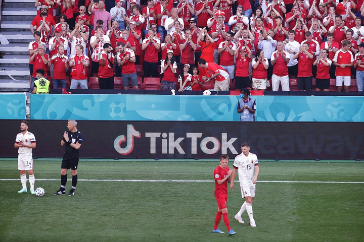 Cầu thủ Đan Mạch, Bỉ dừng bóng cổ vũ Eriksen, Lukaku rơi nước mắt - 3