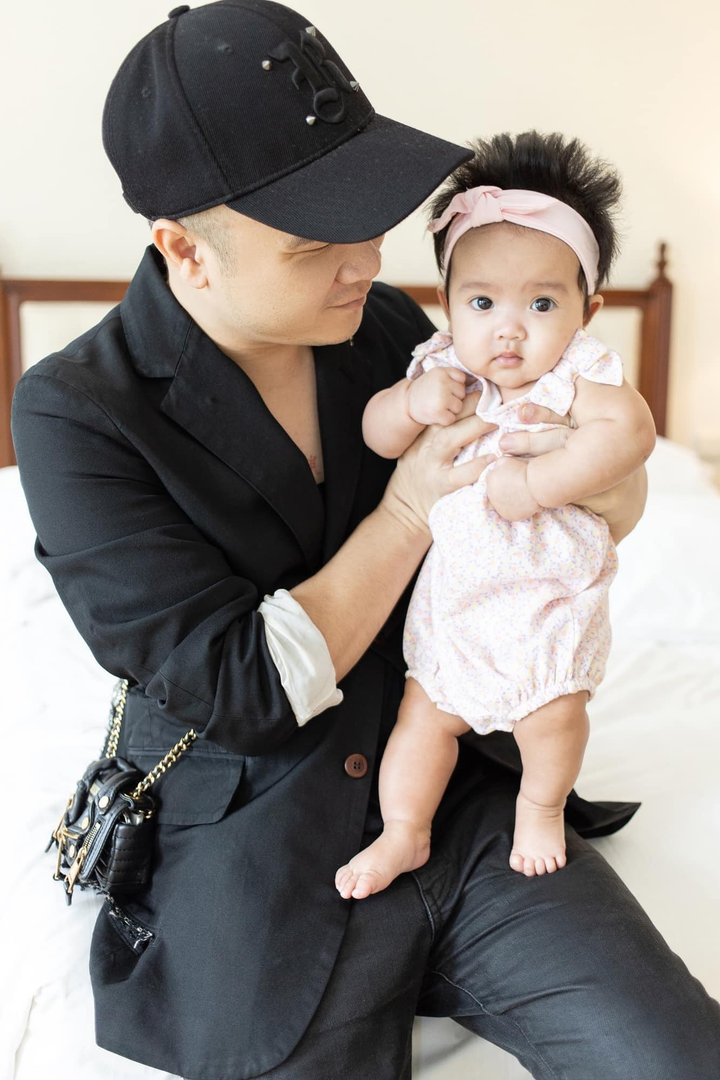 Con nuôi Đỗ Mạnh Cường, từ em bé bị bỏ rơi đến 'công chúa búp bê' - 3